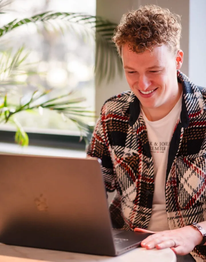 Thijs Met Laptop Voor Newreality